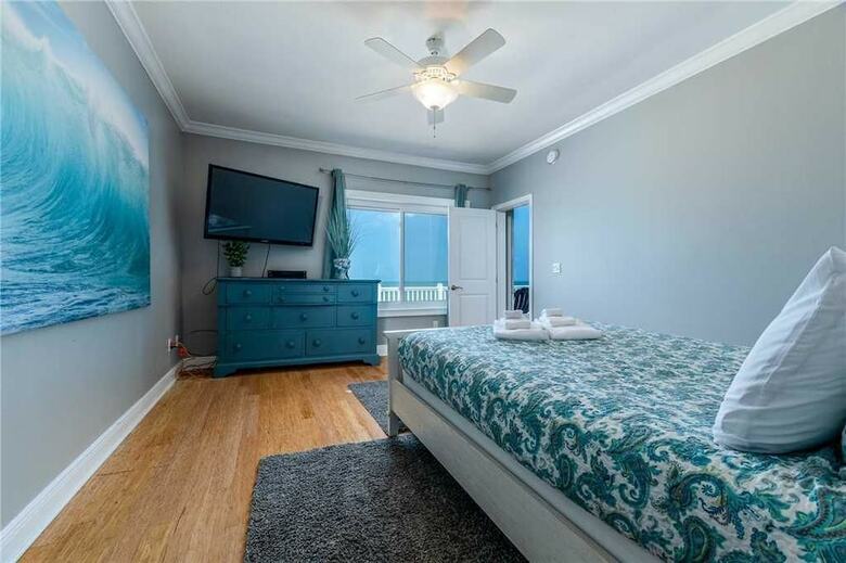 Beachfront Sapphire - Six Bedroom Home