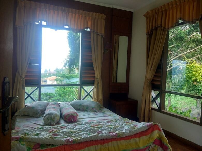 Villa Beverly Hills Puncak For 50 Pax