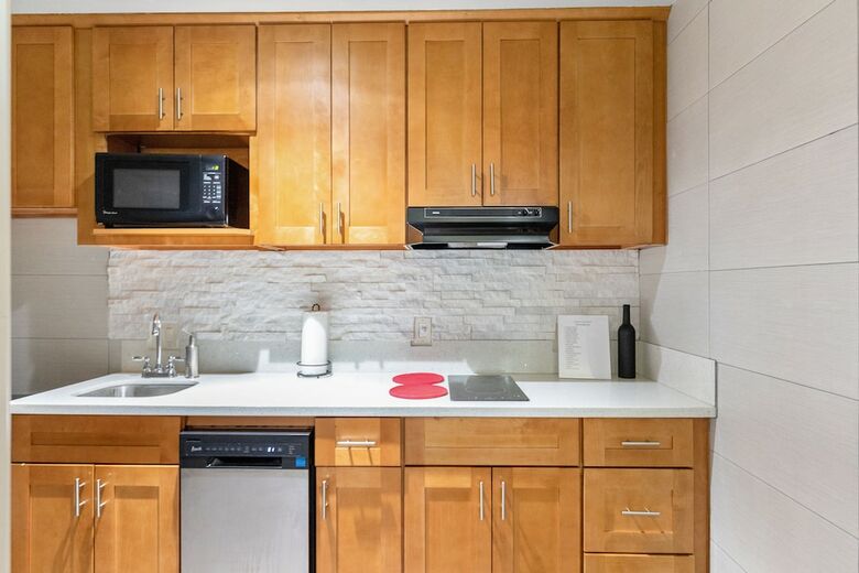 Hotel Le Blanc Inn & Suites