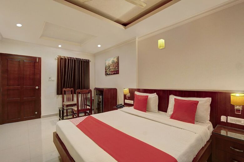 Hotel Oyo 26743 Emirates Regency