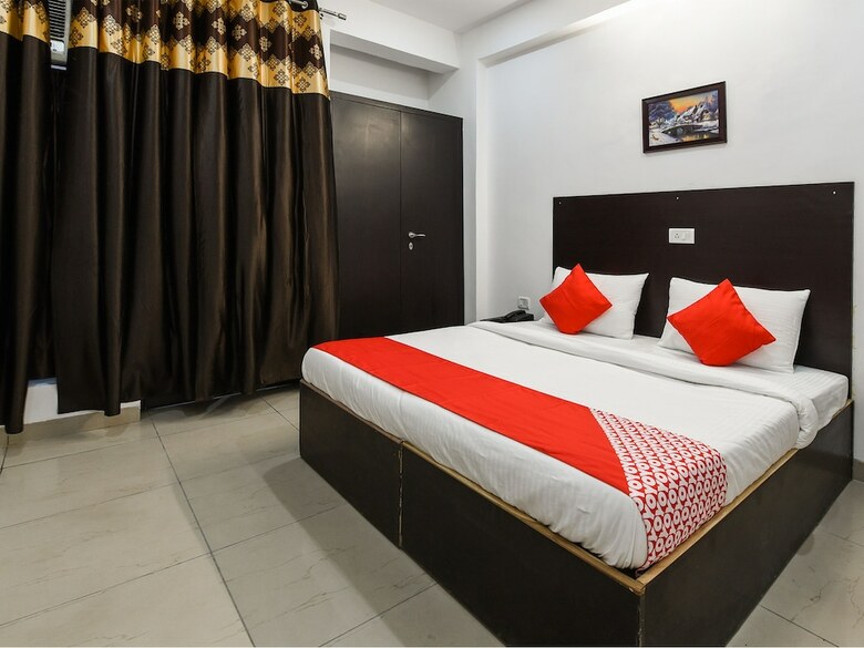 Hotel Oyo 13025 Petals Inn