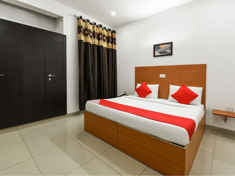 Hotel Oyo 13025 Petals Inn