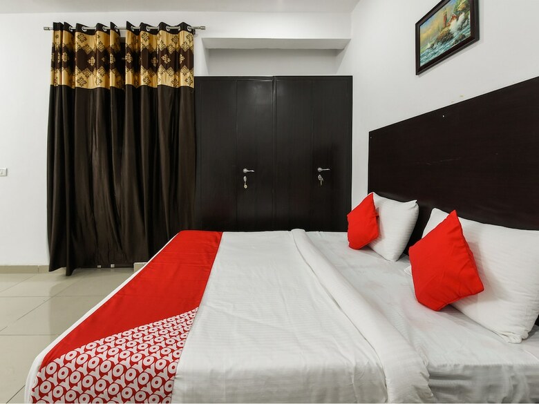 Hotel Oyo 13025 Petals Inn