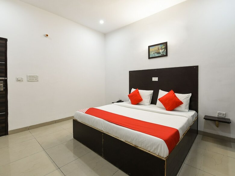 Hotel Oyo 13025 Petals Inn