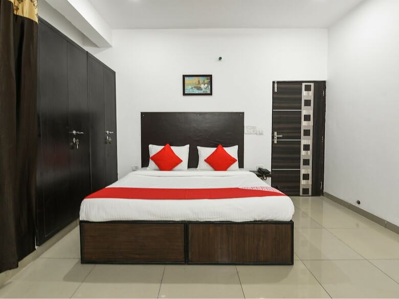Hotel Oyo 13025 Petals Inn