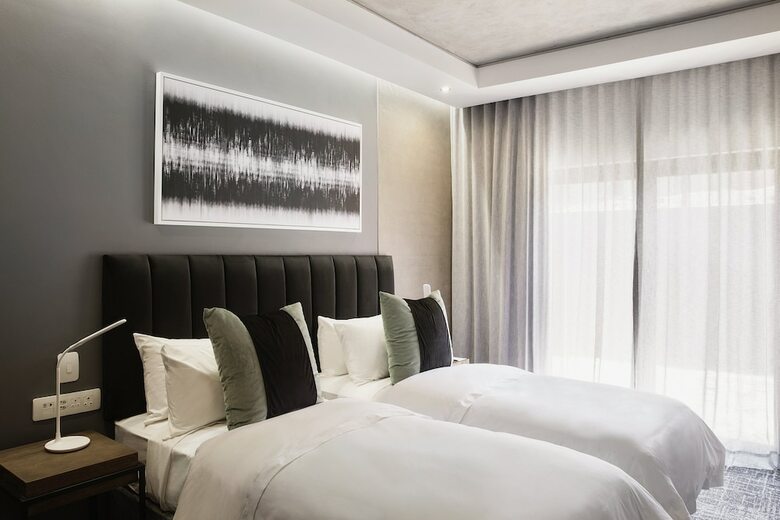 Hotel The Capital Melrose