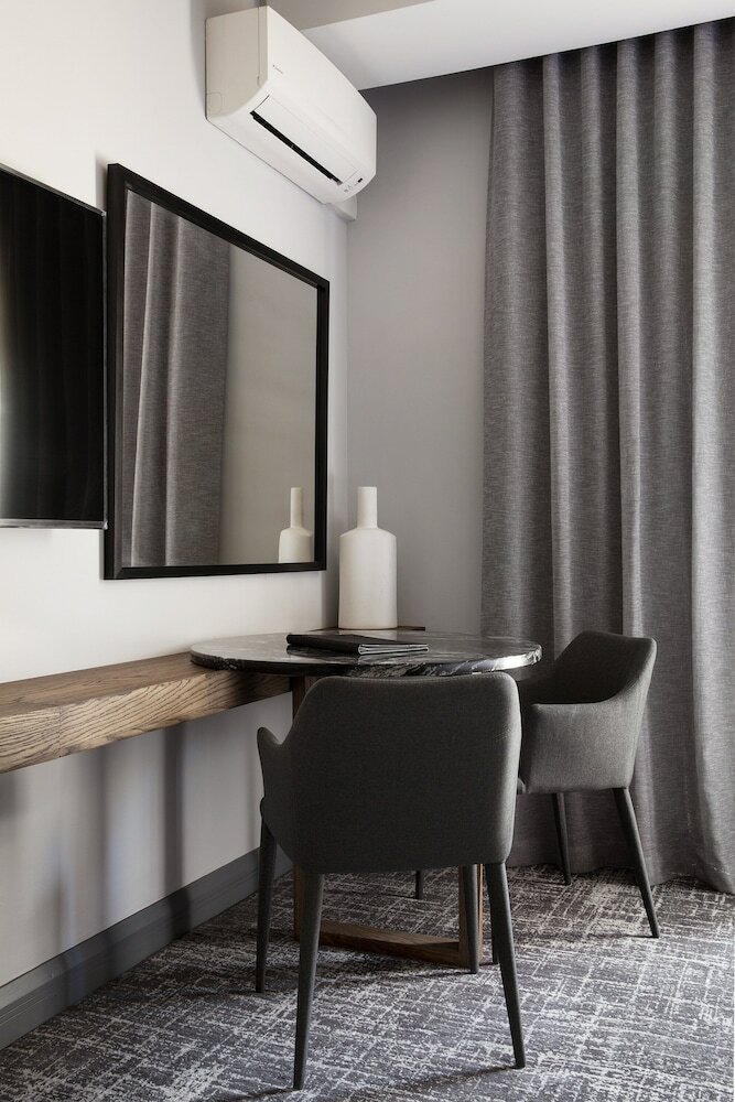 Hotel The Capital Melrose