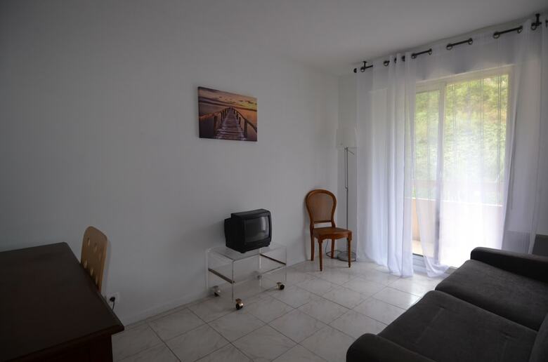 Spacious Apartment 5 Persons With Swimming-pool And Terrace Nice West