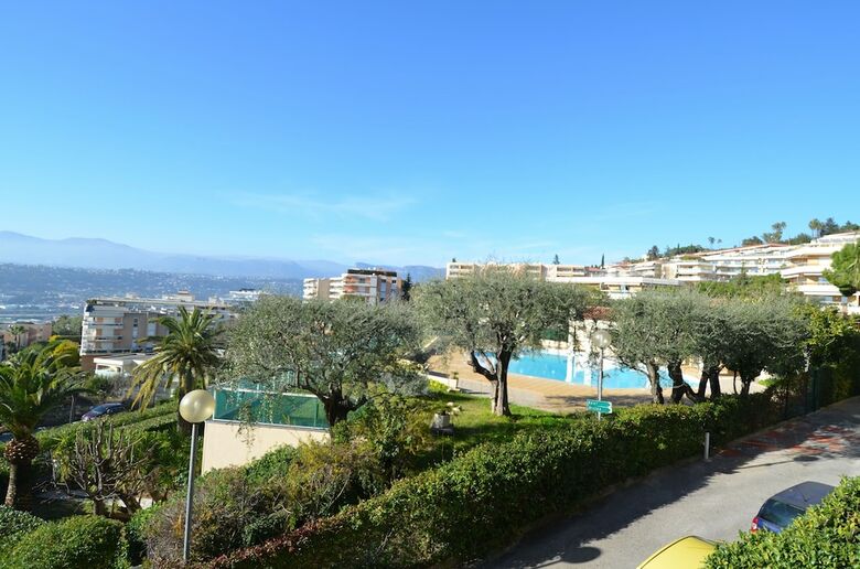 Spacious Apartment 5 Persons With Swimming-pool And Terrace Nice West