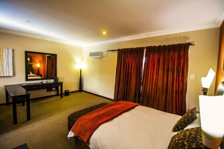 Coyotes Hotel And Conference Centre