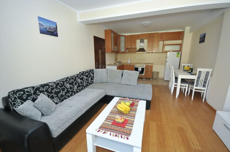 Apartments Maini