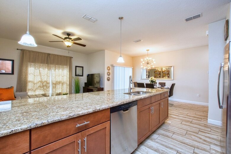 Storey Lake-4 Bedroom Townhome W/ Spashpool-1624st