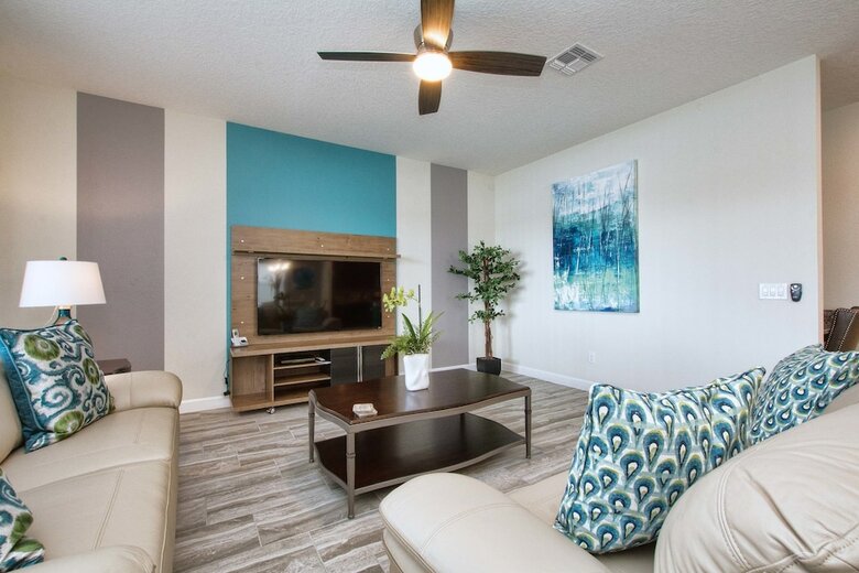 Storey Lake- 6 Bedroom Pool Home- 1655st