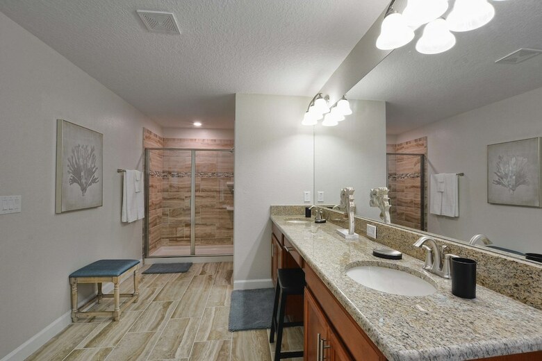 Storey Lake-5 Bedrooms Home W/pool-1650st