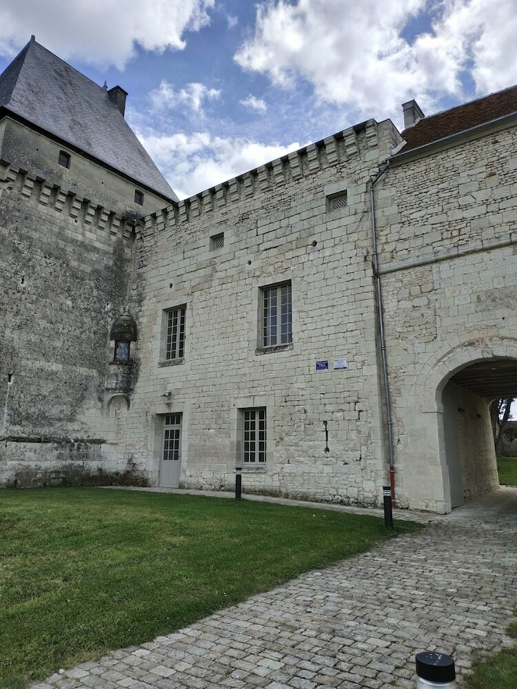 G�tes Du Ch�teau de Monts Sur Guesnes