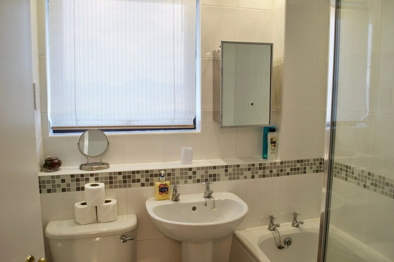 Top Floor 2 Bedroom Apartment Near Leith Walk