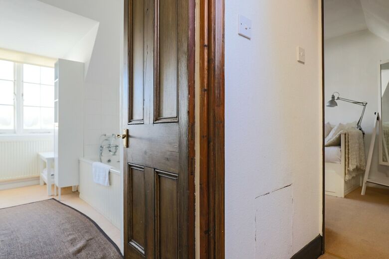Stunning 3 Bedroom Home With Private Back Garden