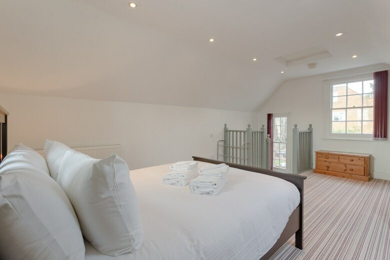 Victorian Coach House In Wimbledon
