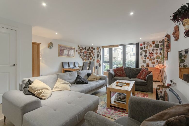 Modern 3 Bedroom Duplex Apartment In Stepney