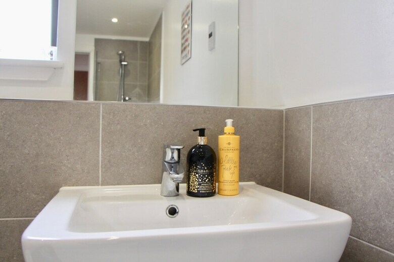 2 Bedroom Edinburgh Apartment In Great Location