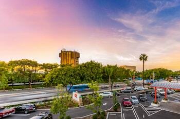 Anaheim Plaza Hotel