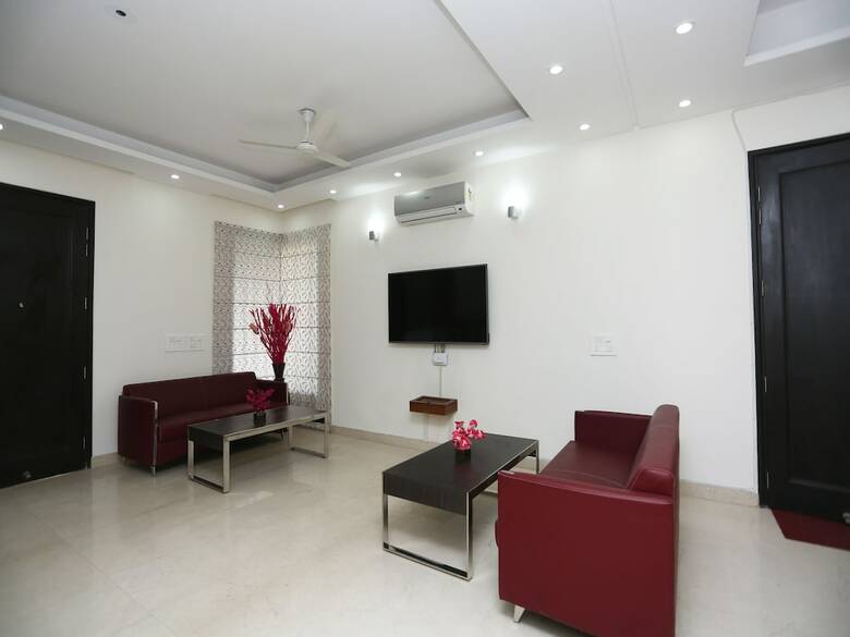 Hotel Oyo 27674 Dhairya Residency
