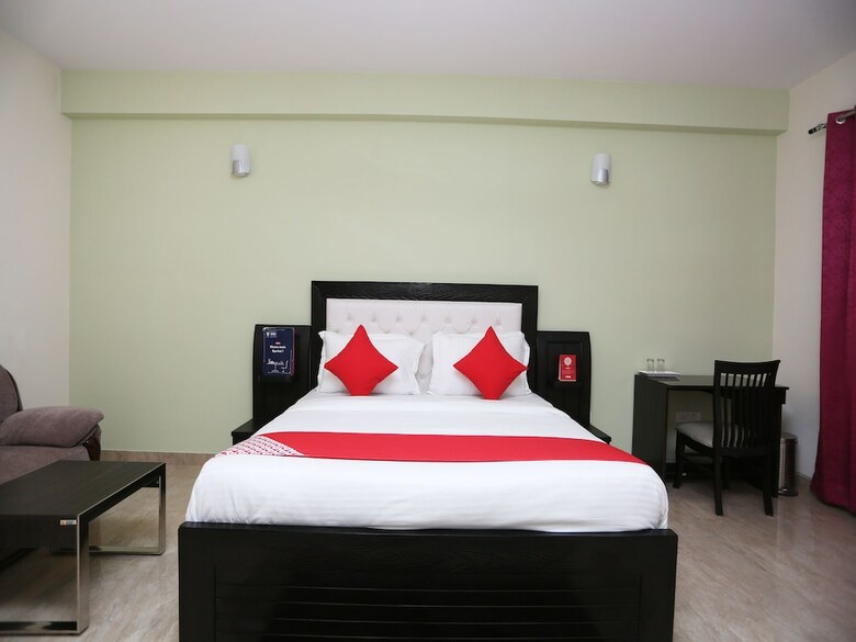 Hotel Oyo 27674 Dhairya Residency