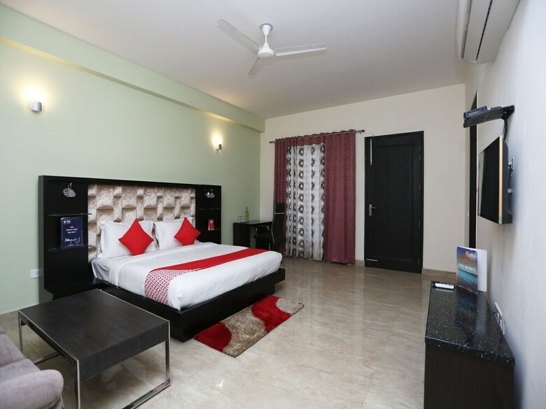 Hotel Oyo 27674 Dhairya Residency