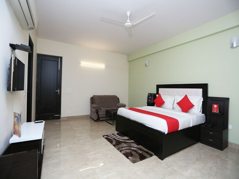 Hotel Oyo 27674 Dhairya Residency