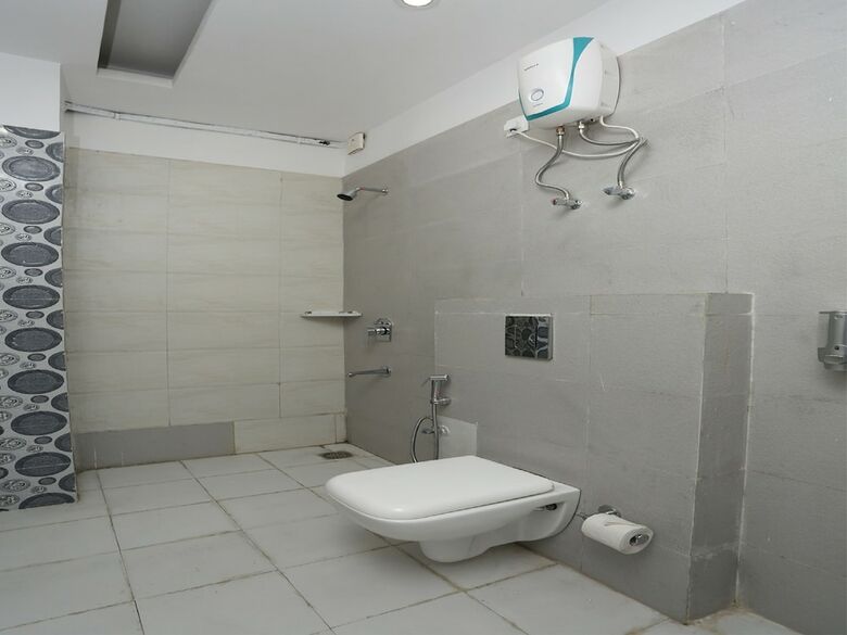 Hotel Oyo 27674 Dhairya Residency