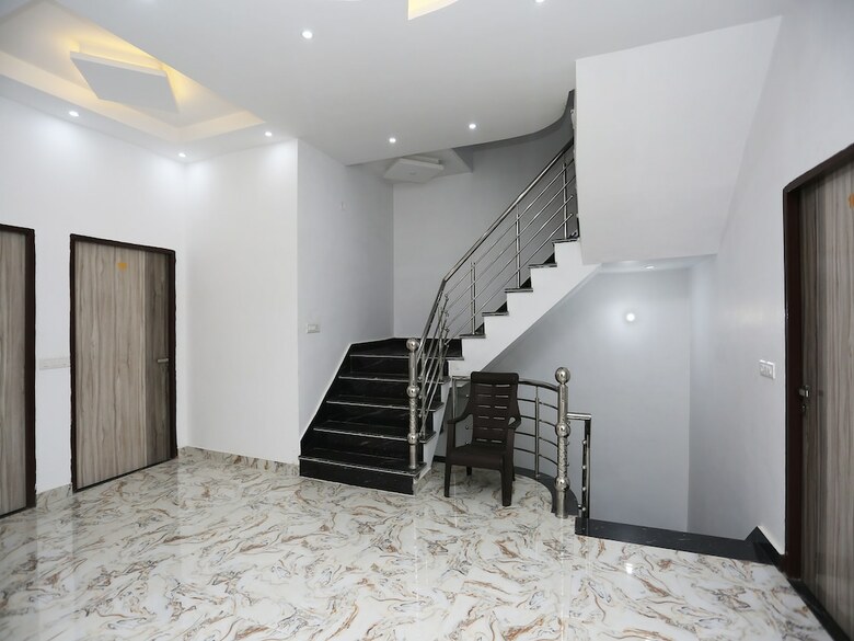 Oyo 26628 Hotel Rest Palace