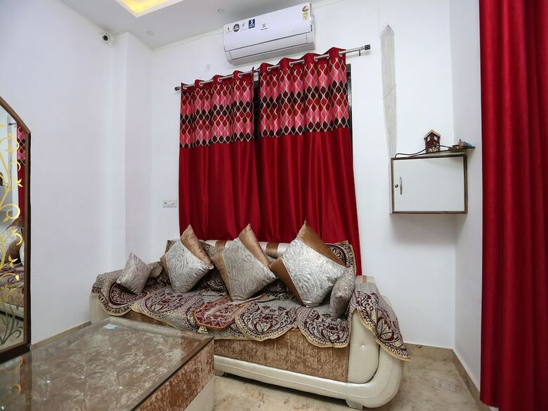 Oyo 26628 Hotel Rest Palace