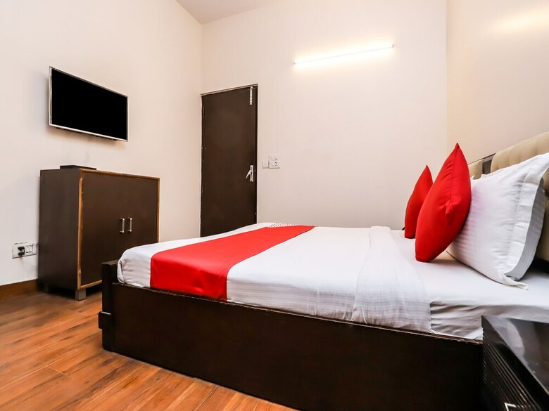 Hotel Oyo 26610 Royal Town