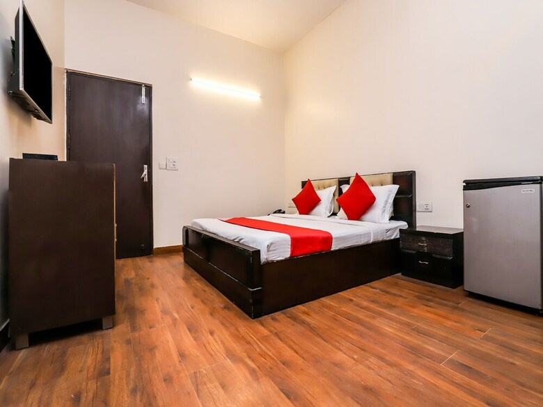 Hotel Oyo 26610 Royal Town