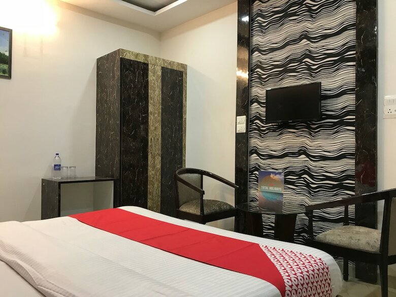 Oyo 15771 4 Season Hotel