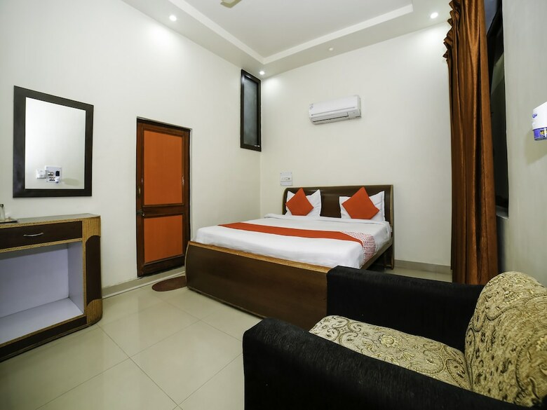 Oyo 28071 Hotel Prakash Regency