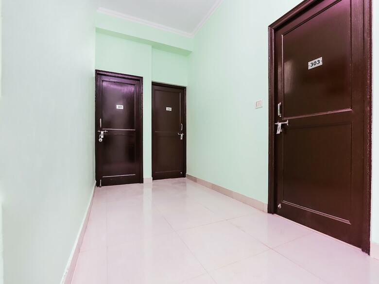 Apartamentos Oyo 27881 Living Sector 135