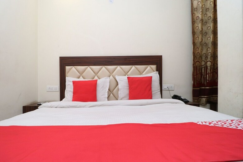 Oyo 28646 Hotel Golden Heart