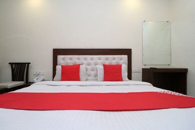 Oyo 28646 Hotel Golden Heart