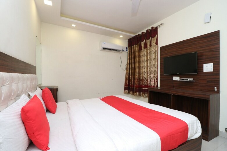 Oyo 28646 Hotel Golden Heart