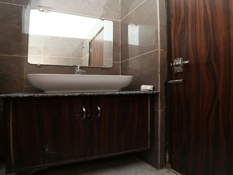 Oyo 28646 Hotel Golden Heart