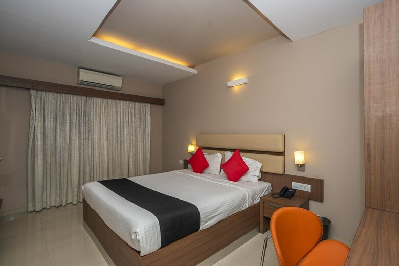 Hotel Capital O 11186 The Lark
