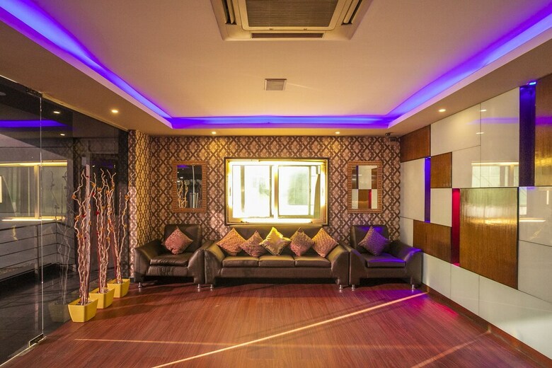 Hotel Capital O 11186 The Lark