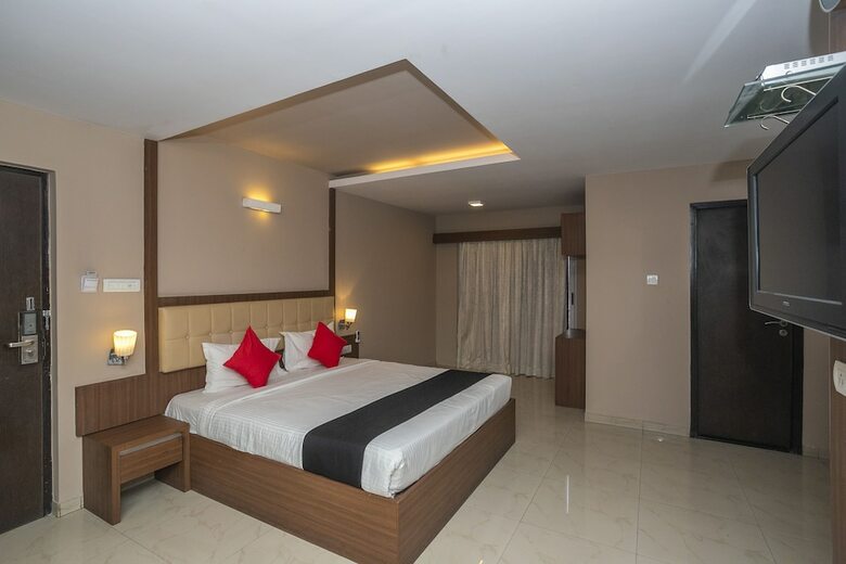 Hotel Capital O 11186 The Lark