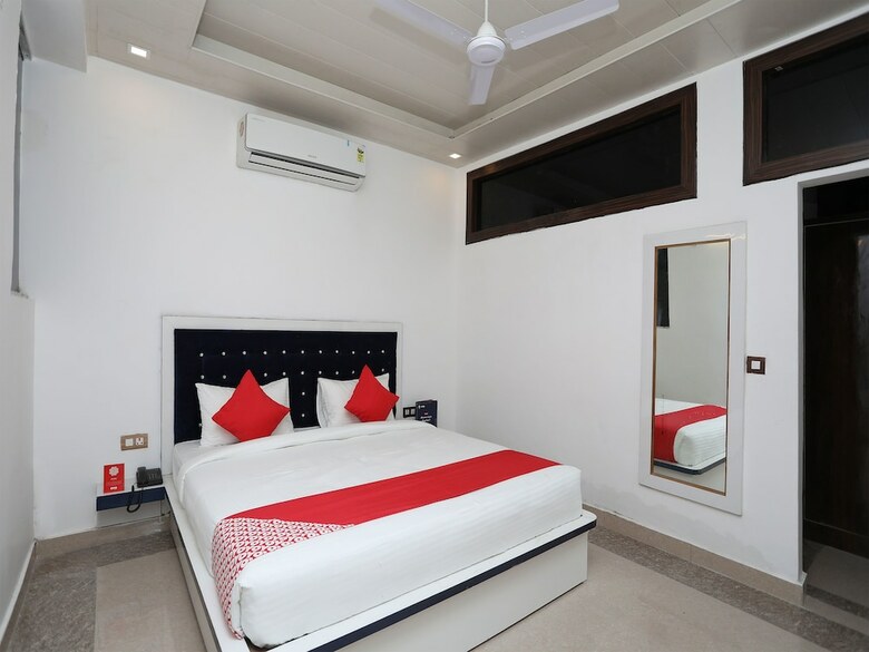 Oyo 14945 Hotel Uk-07