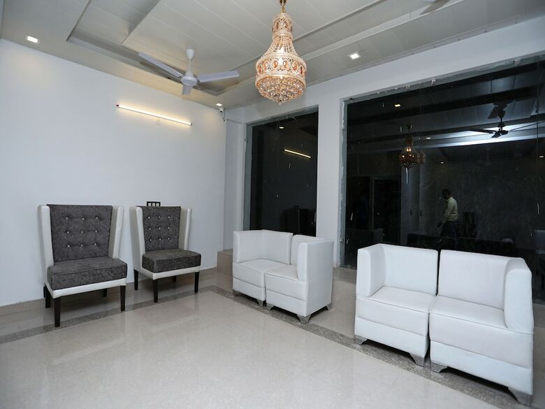 Oyo 14945 Hotel Uk-07