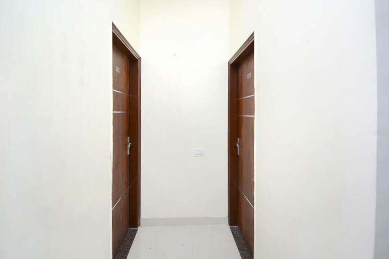 Oyo 27061 Hotel Magnum