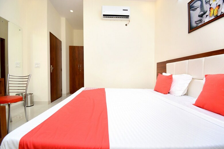 Oyo 27061 Hotel Magnum