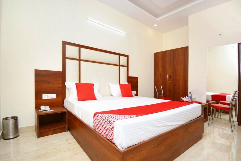Oyo 27061 Hotel Magnum