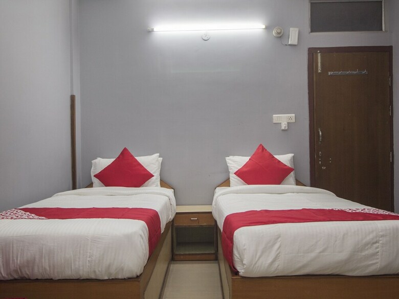 Oyo 16041 Hotel Golden Moments